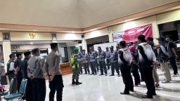 Babinsa Boro Melaksanakan Apel Pengecekan Dan Kesiapan Anggota Linmas Menjelang Pilkada 2024