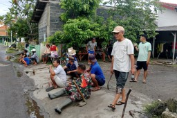 Babinsa Koramil 0816/09 Krian Bersama Warga Desa Barengkrajan Bergotong Royong Bersihkan Saluran Air