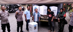Babinsa Koramil 0816/18 Sedati Kawal Aman dan Tertib Pengiriman Kotak Suara Pilkada 2024