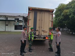Babinsa Koramil 0816/14 Taman Kawal Aman dan Lancar Logistik Pilkada Jatim 2024