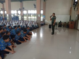 Danramil 0816/09 Krian Berikan Wawasan Kebangsaan di SMP Yapalis Krian