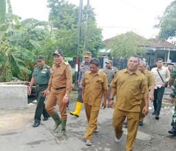 Danramil 0816/11 Tarik beserta Jajaran Forkopimka, Dampingi Kunjungan Plt Bupati Sidoarjo Ke Desa Yang Terdampak Banjir