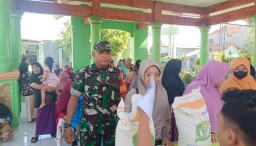 Babinsa Urang agung Koramil 0816/01 pendampingan pembagian beras.