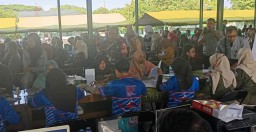 Babinsa Penatarsewu Dampingi Warga dalam Pembuatan Akta Kelahiran Gratis Dalam Rangka Giat Bakti Sosial Memperingati Hari Juang Kartika 2024