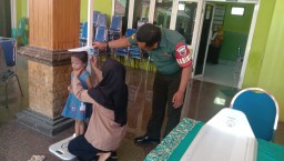 Babinsa Koramil 0816/12 Prambon Dampingi Posyandu Lansia dan Balita, Wujudkan Kepedulian Kesehatan Masyarakat