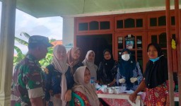 Wujud Kepedulian Babinsa Desa Kalimati Koramil 0816/11 Tarik, Dampingi Bidan Desa Berikan Pengobatan Gratis