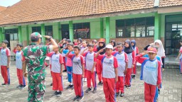 Babinsa Koramil 0816/10 Balongbendo Latih Dasar PBB dan Wawasan Kebangsaan kepada Siswa SDN Balongbendo