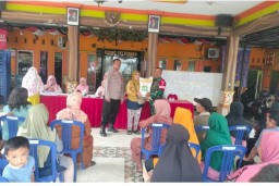 Babinsa Koramil 0816/15 Sukodono Dampingi Penyaluran Bantuan Pangan Beras untuk 351 Warga Desa Sukodono
