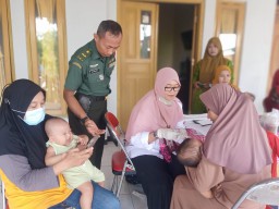 Babinsa Koramil 0816/13 Wonoayu Dampingi Kegiatan Posyandu untuk Tingkatkan Kesehatan Balita di Dusun Cangkring
