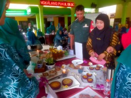 Babinsa Koramil 0816/01 Sidoarjo beri semangat lomba PKK di kelurahan Cemengkalang Sidoarjo.