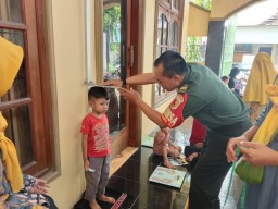 Babinsa Koramil 0816/17 Gedangan Hadiri Posyandu Melati, Sinergi untuk Generasi Sehat dan Cerdas