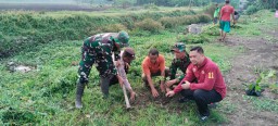 Koramil 0816/05 Tulangan Gelar Karya Bakti Pembersihan Saluran Irigasi dan Penanaman Pohon Sukun