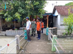Mitigasi Banjir di Desa Ngaban, Kolaborasi Babinsa, Pemdes, dan BPBD untuk Atasi Genangan Akibat Hujan