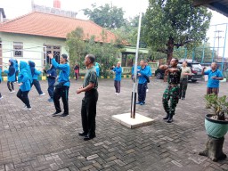 Semangat Kebersamaan TNI dan PPAL Pepabri Senam Bersama di Halaman Makoramil 0816-10/Balongbendo
