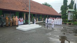 Babinsa Koramil 0816/13 Wonoayu Bangun Semangat Patriotisme Siswa SDN Becirongengor Melalui Upacara Bendera