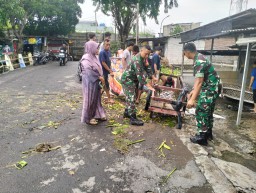 Tiga pilar kelurahan Gebang Sidoarjo dan warga bersihkan sungai Gebang.