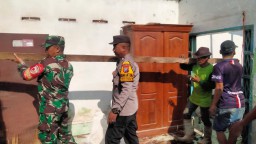 Atap Rumah Rusak, Babinsa Kedondong Bersama Warga Gotong Royong Bantu Perbaiki