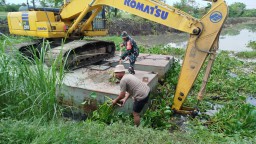 Anggota Koramil 0816/03 Buduran Bersih - bersih sungai