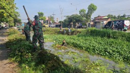 Babinsa Koramil 0816/05 Tulangan Bersama Warga Dan Muspika Saling Membahu Kerja Bakti Bersama Bersihkan Saluran Air Sungai
