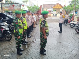 Anggota Babinsa Koramil 0816/05 & Bhabinkamtibmas, Serta Segenap Elemen Masyarakat Kecamatan Tulangan Amankan Perayaan Natal Bersama