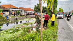 Babinsa Koramil 0816/05 Tulangan Bersama Muspika dan Warga Bersihkan Sungai, Jaga Kebersihan Lingkungan.