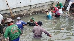 Siaga Hidrometeorologi: Sinergi TNI, Polri, dan Masyarakat dalam Karya Bakti Pembersihan Sungai di Candi dan Tanggulangin