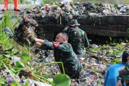 Forkopimda Sidoarjo Gelar GEBER Enceng Gondok, Kolaborasi Bersama Kurangi Dampak Banjir di Desa Tanjungsari