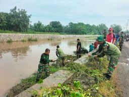 Semangat Kolaborasi, Forkopimka Krian dan Warga Desa Tempel Bersatu dalam Senam Kebugaran dan Karya Bhakti Pembersihan Sungai