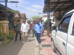 Danramil 0816-10/Balongbendo Dampingi Plt Bupati Sidoarjo Tinjau Bedah RTLH Baznas di Desa Suwaluh