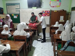 Babinsa Koramil 0816/01 pendampingan pembagian makan siang gratis di Yayasan MI AL-ABROR Sidoarjo.