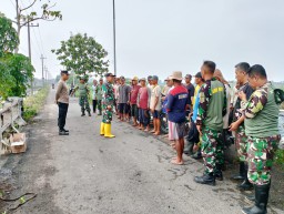 Bersinergi Dengan Warga Masyarakat Binaan, Babinsa Koramil 0816/11 Tarik Laksanakan Karya Bakti