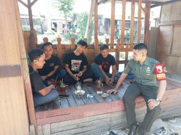 Babinsa Desa Sidomulyo Tingkatkan Kebersamaan dengan Pemuda Karang Taruna Melalui Komsos