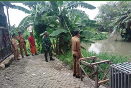 Babinsa Desa Suko Bersinergi Dampingi Normalisasi Sungai Avur untuk Atasi Banjir