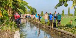 Anggota Koramil 0816/06 Tanggulangin Bersama Jajaran Forkopimka Melaksanakan Giat Jum'at Bersih