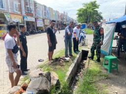 Babinsa Suko Koramil 0816/01 Sidoarjo Edukasi warganya pentingnya menjaga kebersihan lingkungan.