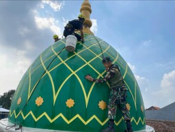 Semangat Kebersamaan! Babinsa Sidomulyo Bersama Hotel Aston Gelar Karya Bakti Bersihkan Mushola di Pagerwojo