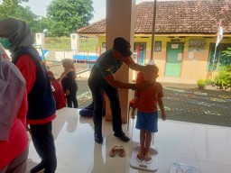 Babinsa Koramil 0816/13 Wonoayu Bersama Bidan Desa Ketimang Dukung Kesehatan Balita dan Lansia Melalui Kegiatan Posyandu Terpadu