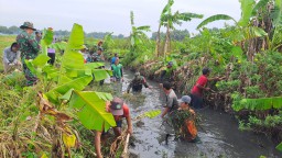 Danramil 0816/10 Balongbendo Pimpin Apel Kerja Bhakti dan Penanaman Pohon Sukun di Desa Bakalan Wringinpitu
