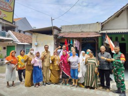 Babinsa Koramil 0816/01 Sidoarjo Kota Bersinergi untuk Lingkungan Sehat, Dukungan pada Bantuan Jambanisasi di Kelurahan Sekardangan