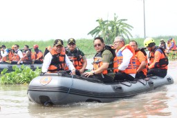 Dandim 0816/Sidoarjo Dampingi Pj Gubernur Jatim, Peduli Warga Terdampak Banjir di Desa Kendalpecabean