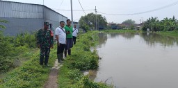 Babinsa Koramil 0816/06 Tanggulangin Bersama Petugas Pengairan & Pemdes Penatarsewu Cek DAM Pintu Air Irigasi