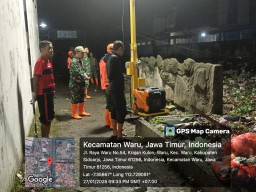 Kolaborasi Gotong Royong Siaga Bencana, Pembersihan Sampah di Jembatan Kali Sinir Desa Waru Berjalan Efektif
