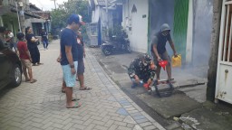 Babinsa Koramil 0816/16 Waru Bersama Karang Taruna dan Warga Lakukan Fogging di Desa Janti untuk Cegah DBD