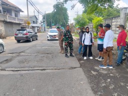 Babinsa Koramil 0816/09 Krian Dampingi Sekda Sidoarjo Sidak Jalan Rusak di Kelurahan Krian