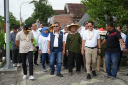 Kasdim 0816/Sidoarjo bersama Pj. Gubernur DKI Jakarta dan Pj. Gubernur Jatim tanam padi bersama di Kampung Tangguh.