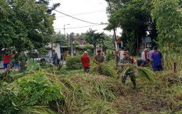 Semangat Gotong Royong, Babinsa Koramil 0816/09 Krian Serda Suhendri Bersama Warga Barengkrajan Gelar Kerja Bakti