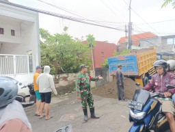 Babinsa Koramil 0816/14 Taman Dampingi Warga Sepanjang Perbaiki Jalan Berlubang dengan Swadaya Masyarakat