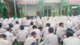 Danramil 0816/02 Candi Berikan Wawasan Kebangsaan dan Latihan PBB kepada Siswa SMPN 1 Candi