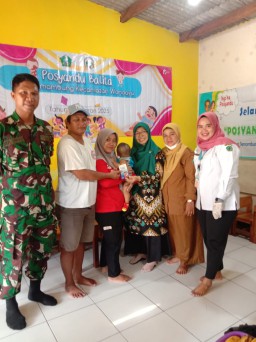Babinsa Koramil 0816/13 Wonoayu Dampingi Kegiatan Posyandu di Desa Semambung