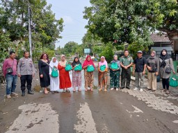Danramil 0816/08 Jabon Bersama Polsek dan Paguyuban Usaha Sampah Swasta Salurkan Bantuan untuk Warga Terdampak Banjir di Desa Kupang